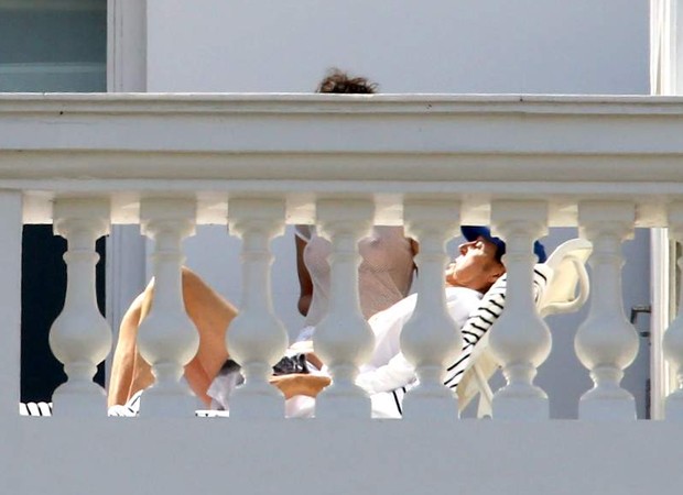 Mulher de Paul McCartney deixa seios à mostra em varanda de hotel