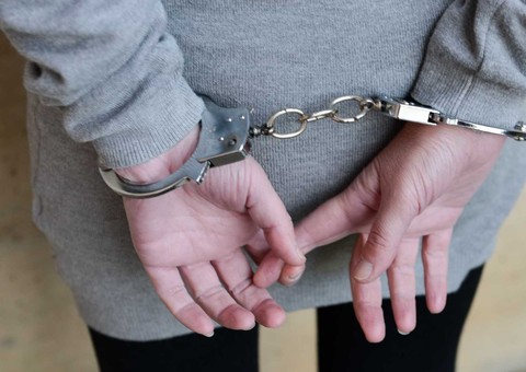 Adolescente é presa durante culto por envolvimento em assassinato