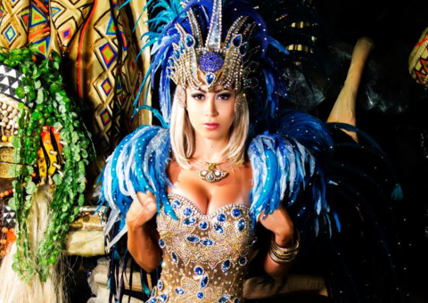 Carol Narizinho exibe pernas torneadas em barracão de escola de samba