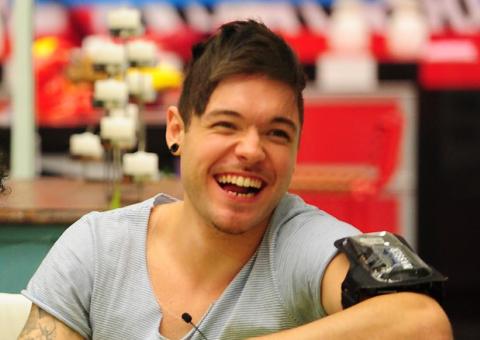 Andressa leve "pé na bunda" de Nasser