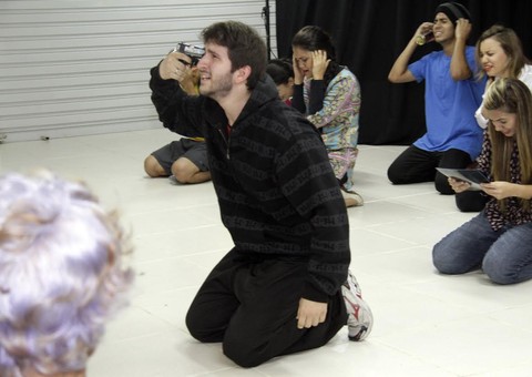 Drama da vida real emociona público em galeria de Manaus 