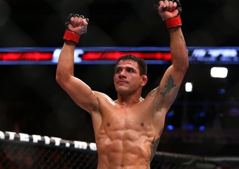 Brasileiro faz história, controla Pettis e é o novo campeão dos leves no UFC