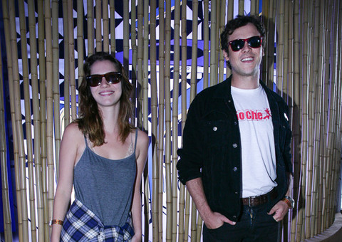  Nathália Dill e Sérgio Guizé vão juntinhos a festival de música