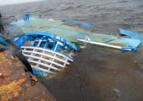  Três barcos naufragam no rio Negro