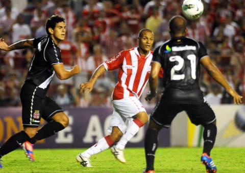 Vasco vence fora e afunda o Náutico no rebaixamento