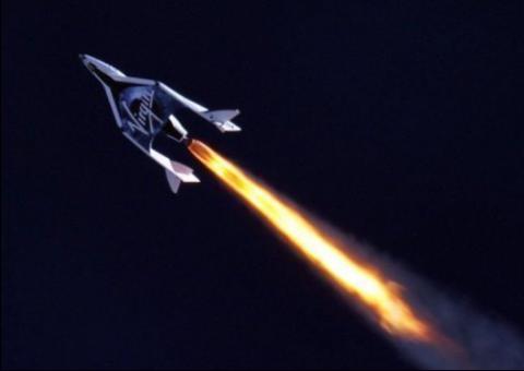 Nave espacial Virgin Galactic faz primeiro teste de motor em voo