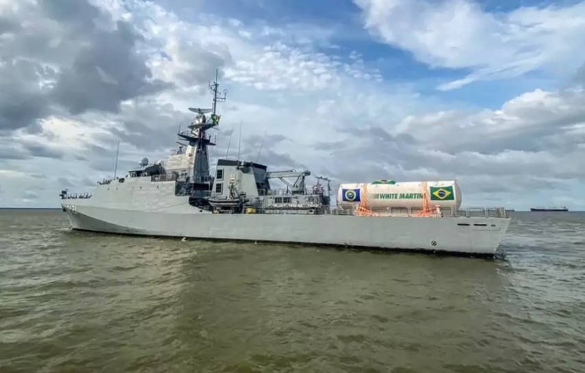 Navio da Marinha traz oxigênio para hospitais de Manaus 