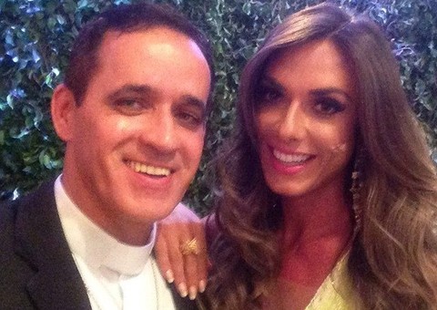 Reverendo posa com Nicole Bahls e dispara: "Selfie do pecado"