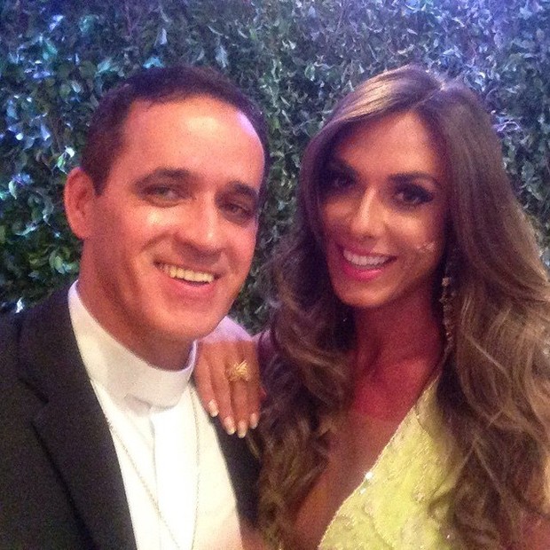 Reverendo posa com Nicole Bahls e dispara: "Selfie do pecado"
