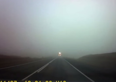 Caminhões surgem da neblina e motorista vê morte passar perto