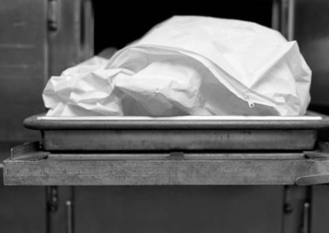 Idosa de 70 anos é encontrada viva em freeze de necrotério