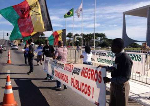 Aprovado projeto que reserva 20% das vagas em concursos federais para negros