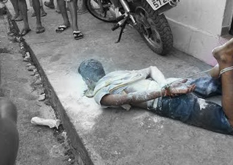 "Neguinho" decide roubar a nova vizinha e quase morre de porrada