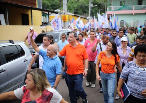 Nejmi entra na campanha e faz caminhada ao lado de Melo, Omar e Artur