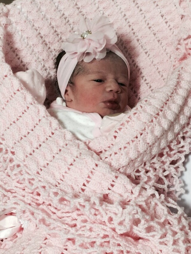 Rainha de bateria do Viradouro, Raíssa machado, dá à luz