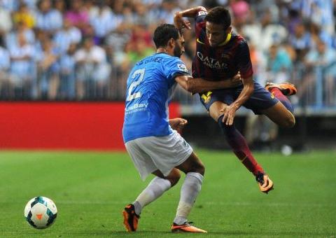 Neymar passa em branco, mas Adriano marca e Barça vence Málaga