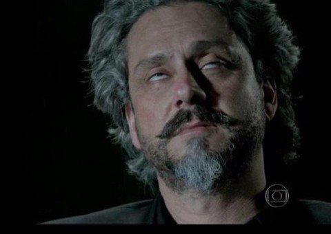 Alexandre Nero dá alfinetadas na web usando seu personagem