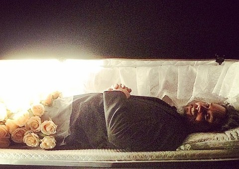 Em mensagem na web, Alexandre Nero agradece sucessos de Império com foto macabra