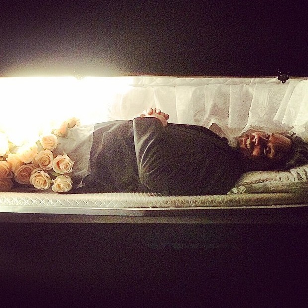 Em mensagem na web, Alexandre Nero agradece sucessos de Império com foto macabra