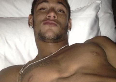 Neymar posta foto sem camisa e Bruna Marquezine marca território