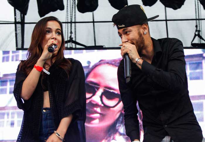 Neymar solta a voz ao lado de Anitta em inauguração de instituto