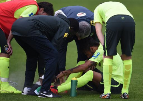  Neymar sentiu fortes dores no tornozelo durante treino da Seleção