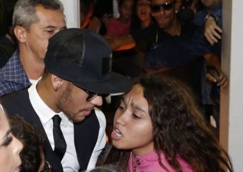 Neymar é atacado por fã em festa de novela
