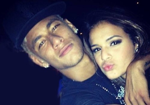 Bruna Marquezine passa noite com Neymar e deixa mansão às escondidas