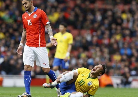 Chileno diz que pisão foi lance normal e acusa Neymar: "teatro"; Veja o lance