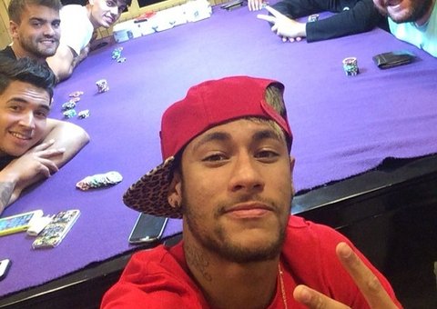  Ainda se recuperando, Neymar curte noite 'comportada' com amigos 