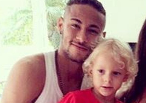 Em vídeo fofo, Neymar e filho parabenizam mulheres pelo seu dia