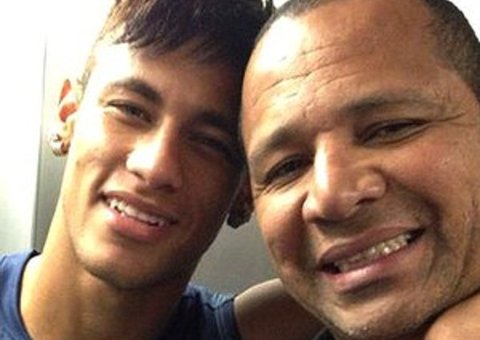 Neymar se declara para pai e filho 'Meu super-herói'
