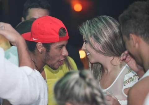  Neymar curte Réveillon longe de Bruna e é flagrado com loira