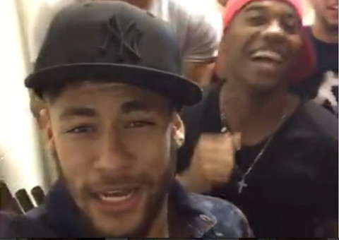 Animadinhos, Neymar e Robinho soltam a voz com hit de Leo Santana