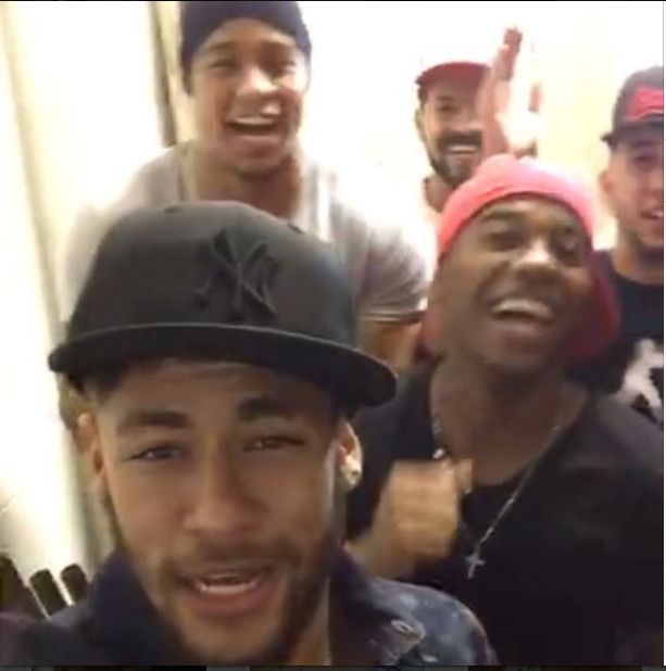 Animadinhos, Neymar e Robinho soltam a voz com hit de Leo Santana