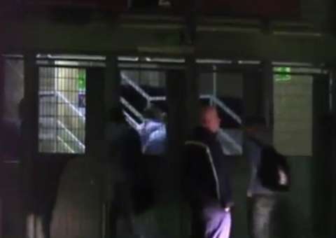 Torcedores do Barça insultam Neymar e imitam sons de macaco