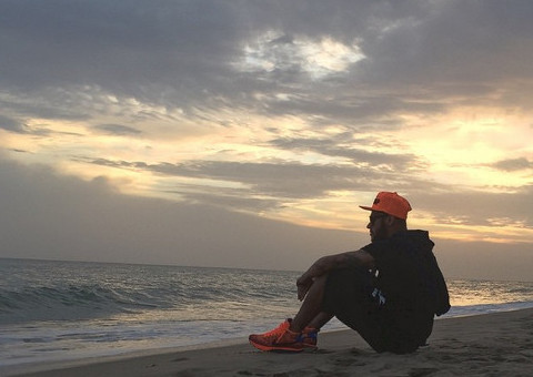 Neymar posta foto contemplando o mar e manda recado