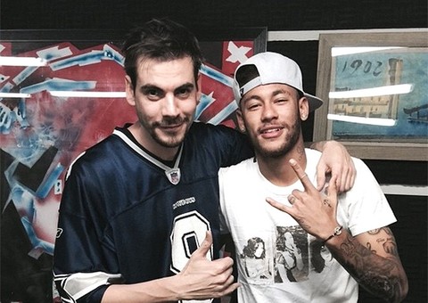 Neymar faz nova tatuagem