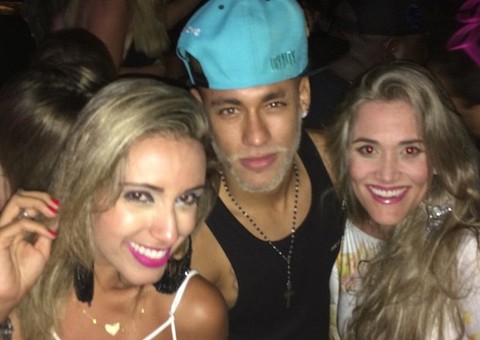 Pegando geral! Neymar conversa ao pé do ouvido com morena em Trancoso 