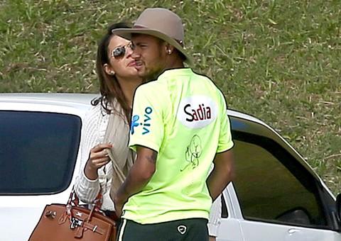 Bruna Marquezine comemora gols do namorado