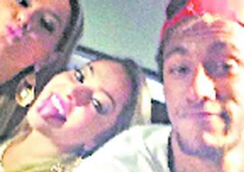 De férias no Brasil, Neymar deixa balada em Santa Catarina com duas garotas 