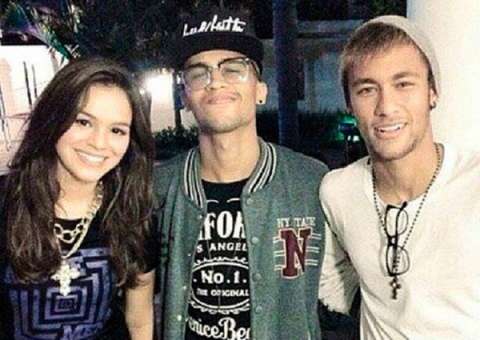 No Brasil, Neymar passeia com Bruna Marquezine mas atriz não esquece mancada do jogador