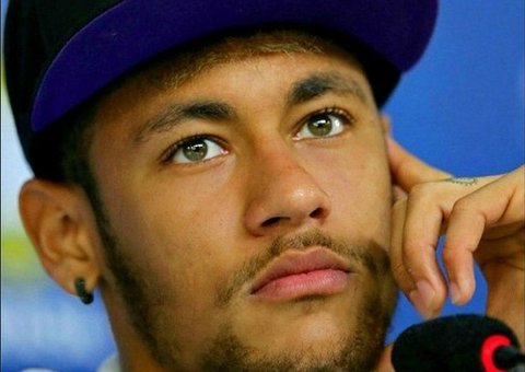 Neymar se irrita e mostra multa em redes sociais