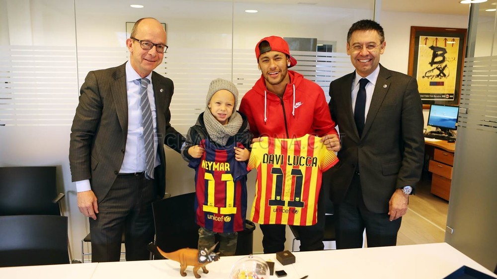 Neymar e o filho Davi Lucca viram sócios do Barcelona