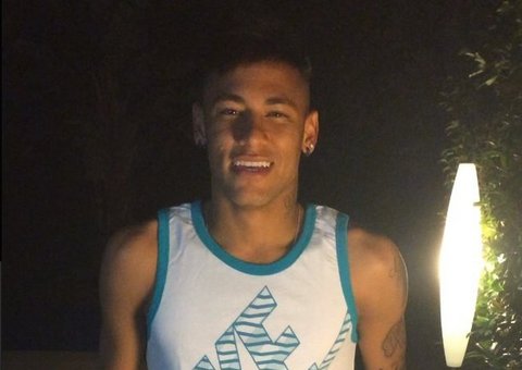 Neymar cumpre "desafio do gelo" e desafia jogador que o lesionou na Copa