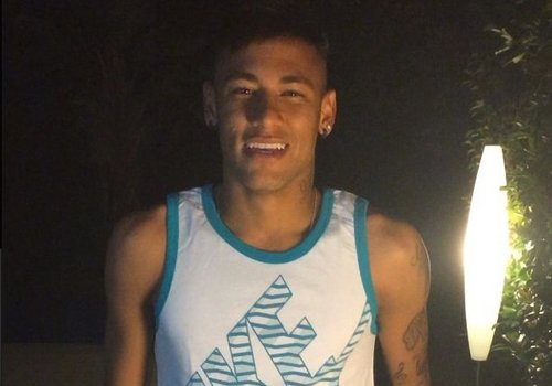 Neymar cumpre "desafio do gelo" e desafia jogador que o lesionou na Copa