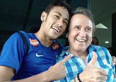Neymar posa com Carlos Villagrán, o 'Quico', de Chaves