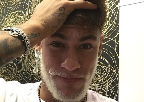 Neymar surge de barba branca em foto postada na web