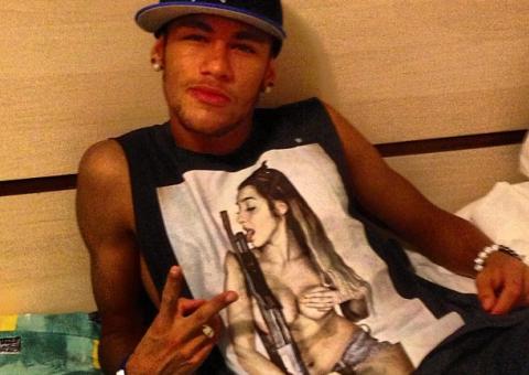 Neymar publica foto usando camisa polêmica 