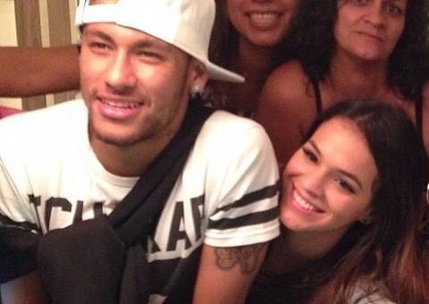   Durante folga de Neymar, Bruna Marquezine banca suíte de luxo e casal curte noite romântica